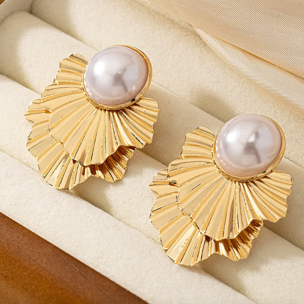 Retro pearl earrings