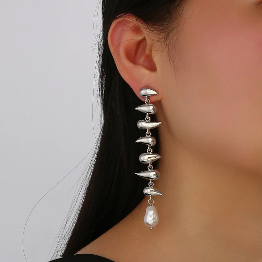 Dropping pearl earrings