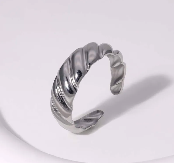 Croissant style ring