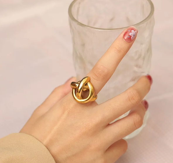 Knotted ring