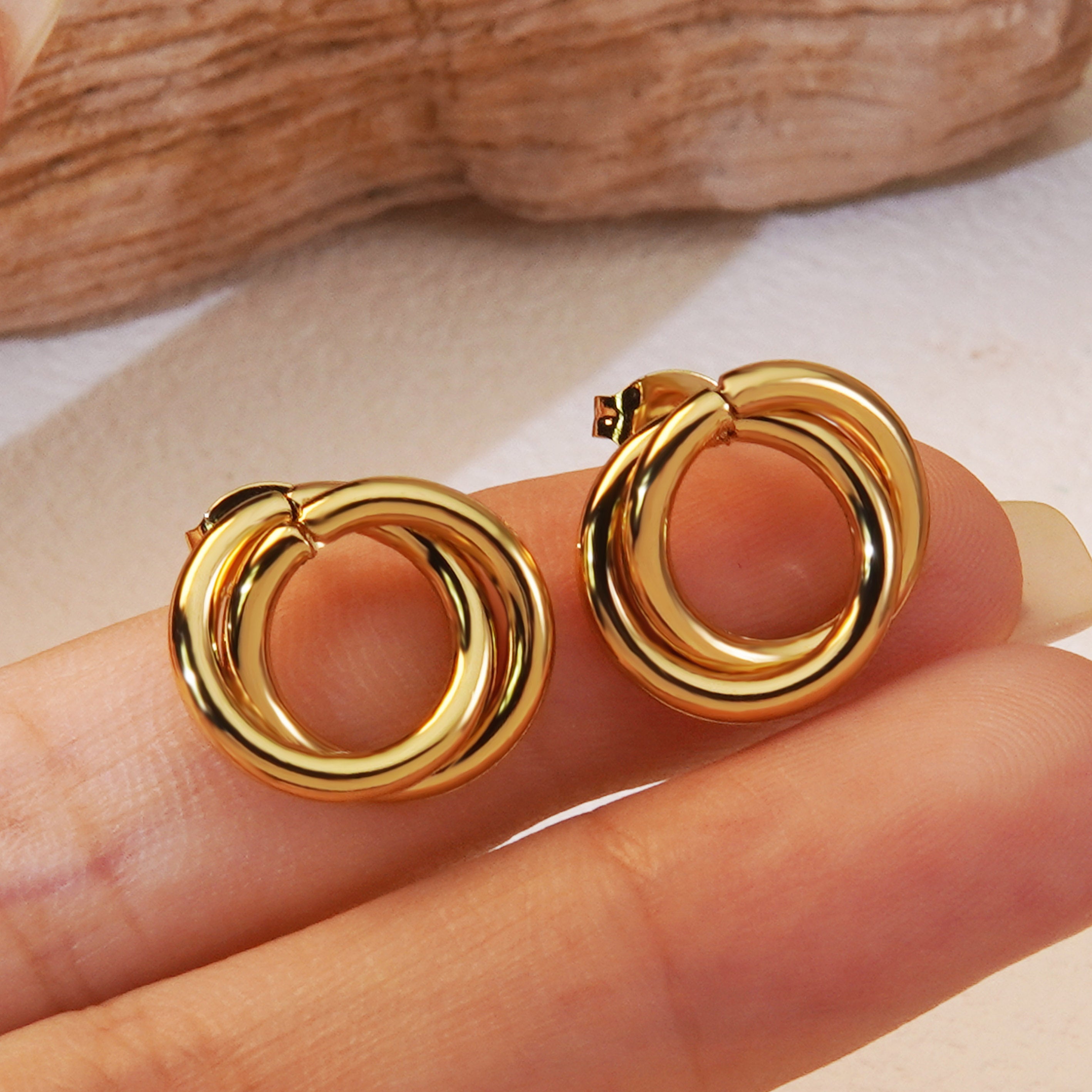 Circle line earrings