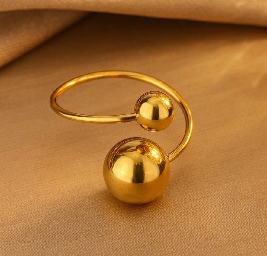 Hugging spheres ring