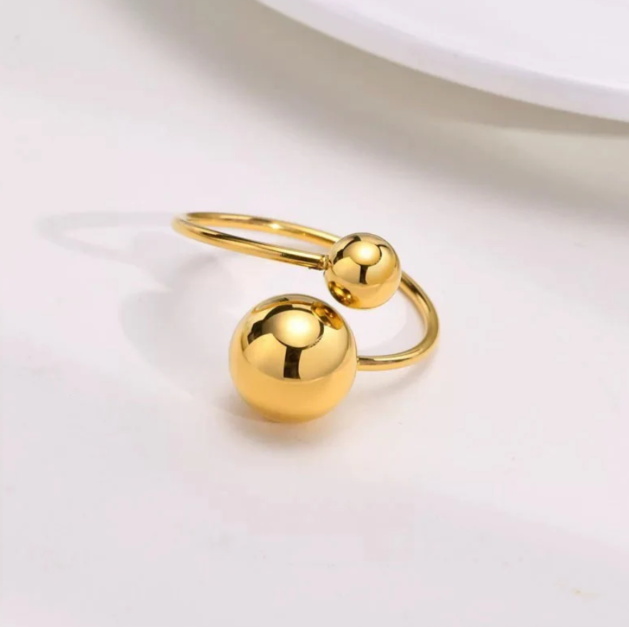 Hugging spheres ring