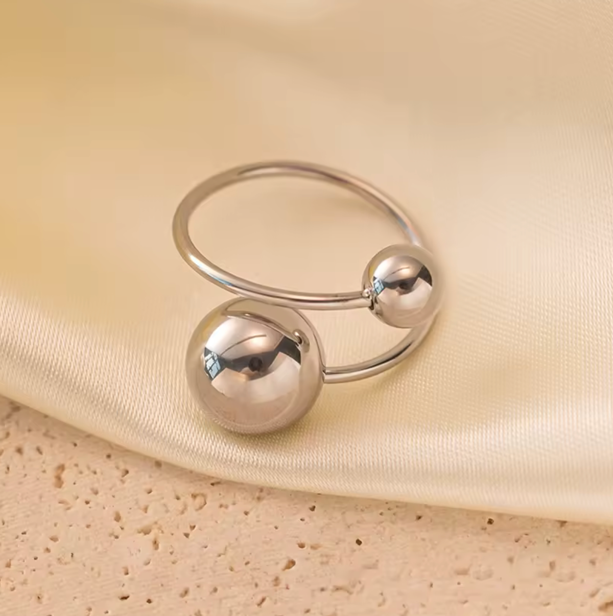 Hugging spheres ring